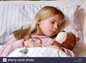 young-girl-7-years-old-in-a-hospital-bed-b6384k